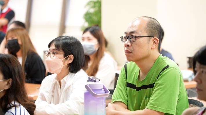 8民眾全神貫注聆聽演講
