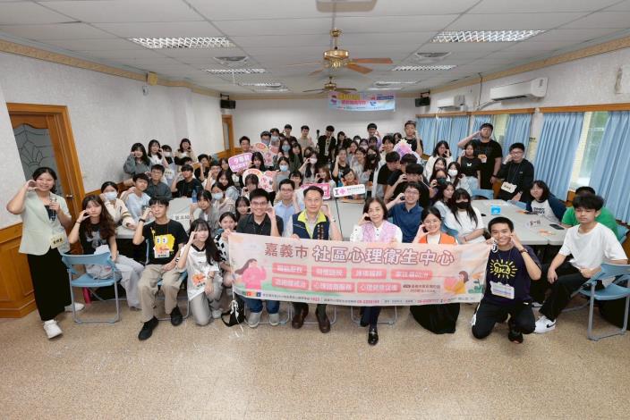 青少年營隊啟動大合照