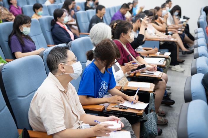 民眾聚精會神聆聽蘇心理師分享