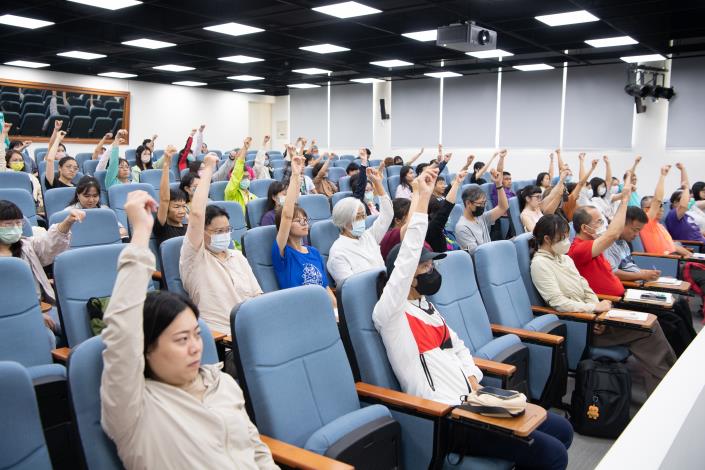 民眾嘗試蘇心理師教導的拉拉鍊能量保護法