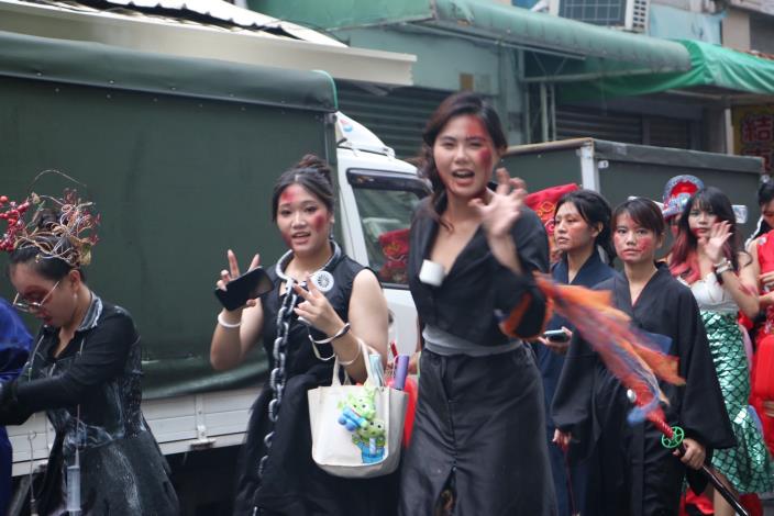 在馬路上遊行與民眾互動