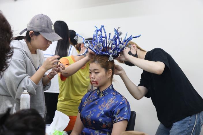 東吳高職造型科為參加人員梳妝