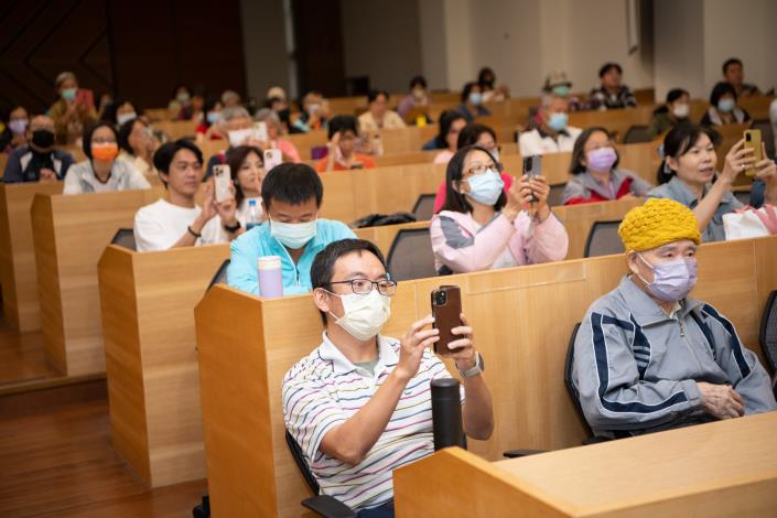 民眾拍照記錄講師經歷