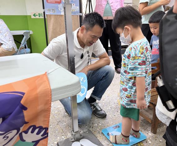 03-鄭光宏議員為孩子量身高體重_0