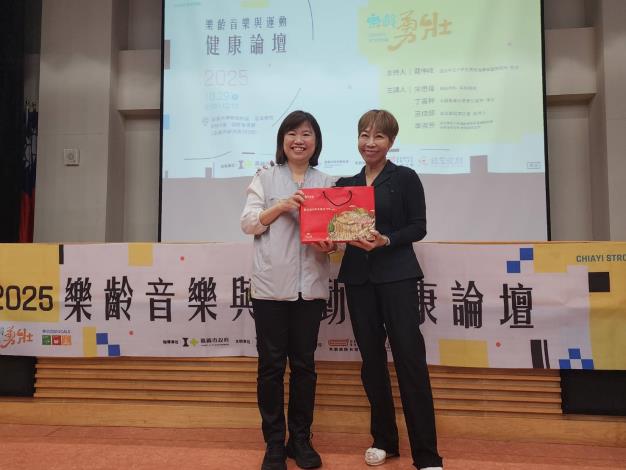 局長致贈伴手禮給予李淑芳教授