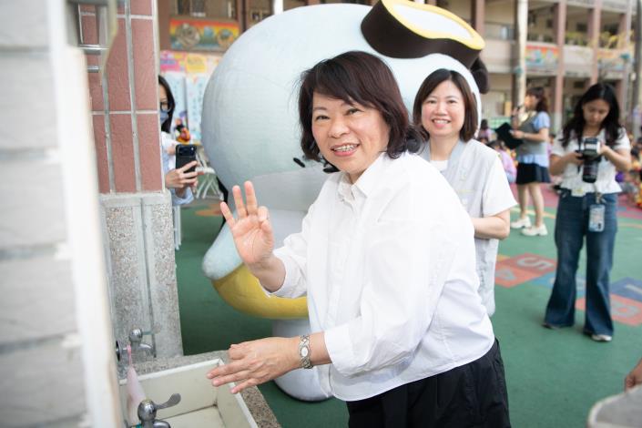 5_黃敏惠市長帶領復國幼兒園小朋友一起示範正確「洗手五步驟」-2