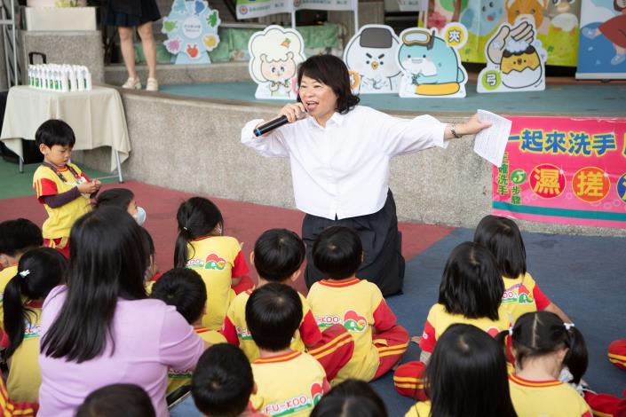 4_黃敏惠市長帶領復國幼兒園小朋友一起示範正確「洗手五步驟」-1