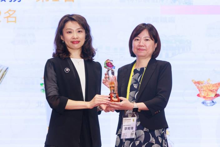 沈靜芬署長及廖育瑋局長受獎合影