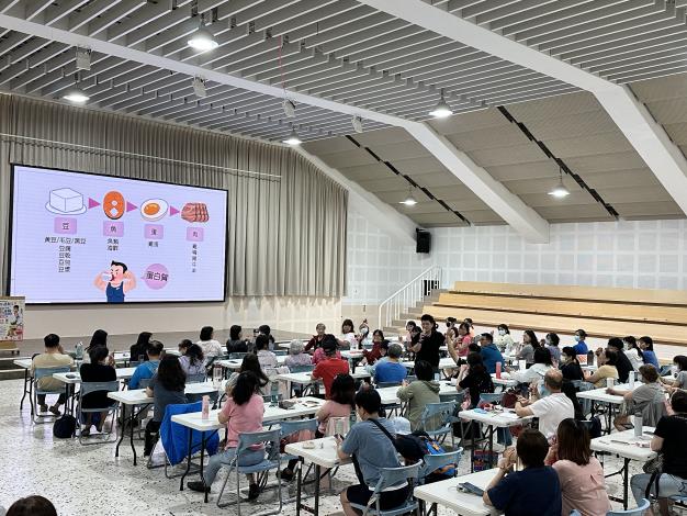 6_叮噹營養師走下台與現場民眾互動