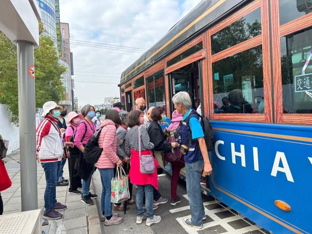 長輩們排隊上公車