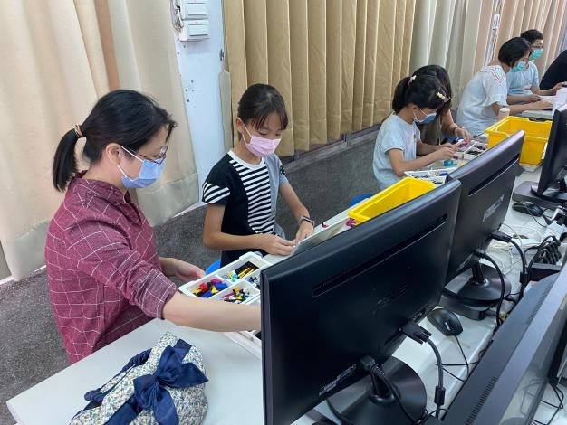 LINE_ALBUM_1111030-AI樂高機器人體驗營-上午場_221102_1