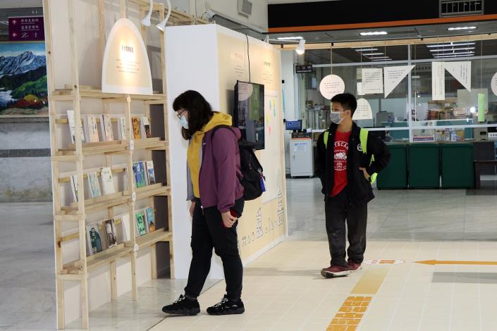 民眾看展.JPG