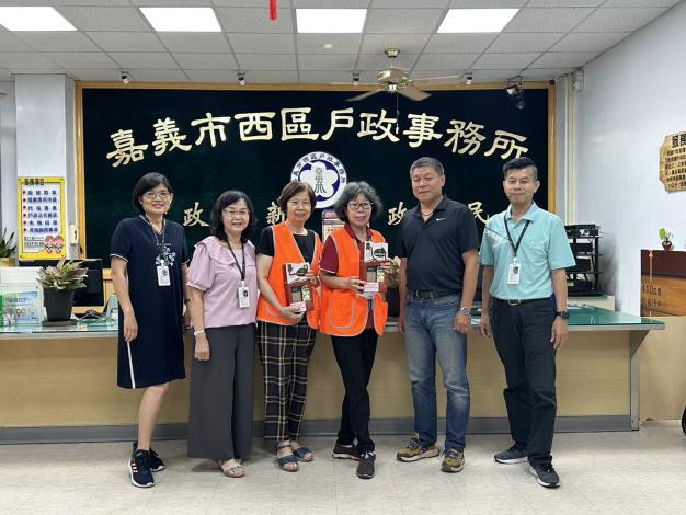 主任與志工合影