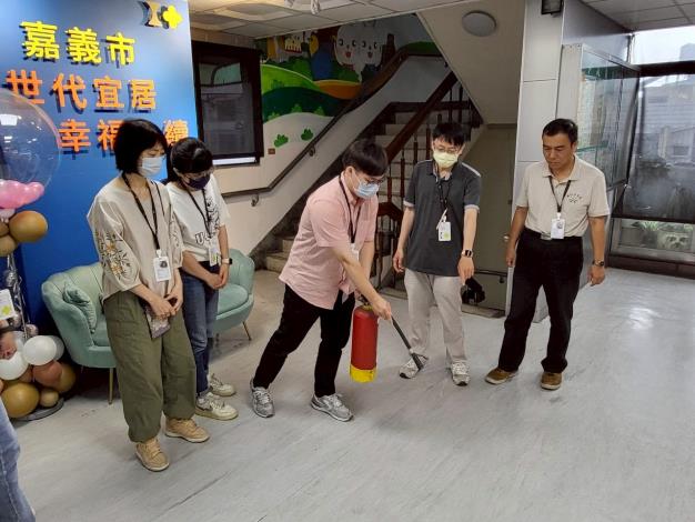 滅火班以滅火器進行初期滅火演練
