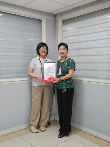 課員蕭米倫服務表現優異，主任頒發獎項以資鼓勵