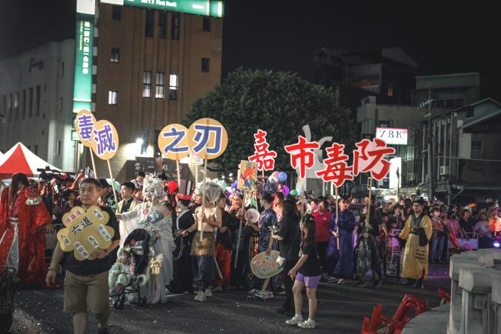 夜巡來到中央噴水池