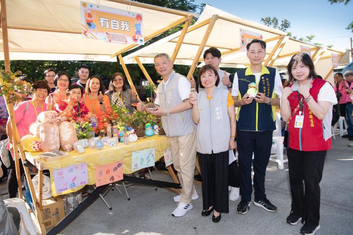 林瑞彥副市長逛攤位1