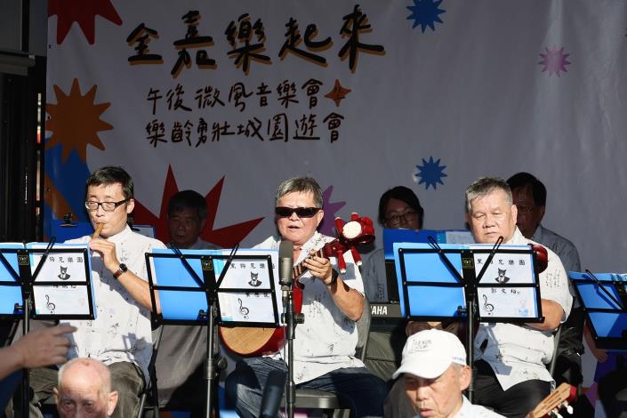 黑狗兄樂團演出