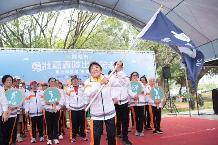 余節珠選手代表授旗