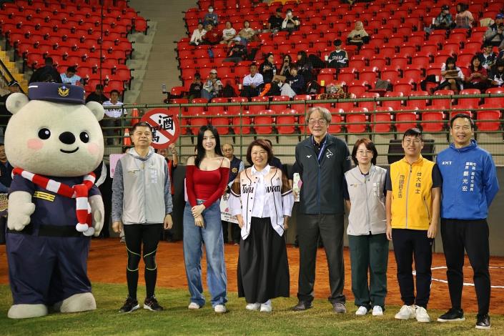 Mayor Huang Throws Ceremonial First Pitch at 2025 Asian Winter Baseball League Championship Game