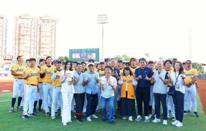 Mayor Huang Throws First Pitch as CTBC Brothers and Wei Chuan Dragons Clash in Chiayi