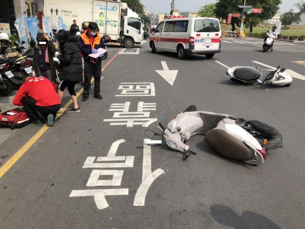 分隊廳舍前驚見車禍發生，兩騎士雙雙掛彩受傷(共三張)