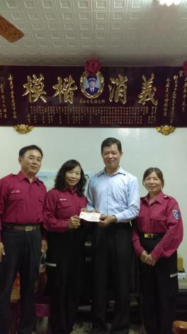 106年9月30日本市義勇消防總隊防火宣導隊副小隊長顏素卿專業訓練結束返家途中因公受傷，同年11月26日中華民國義勇消防聯合總會特派李副祕書長從台北南下送慰問金來慰問.jpg