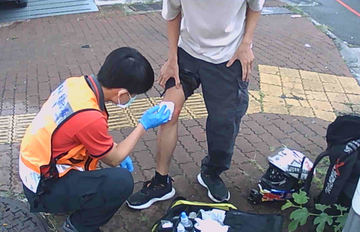 0505天雨路滑路口自摔