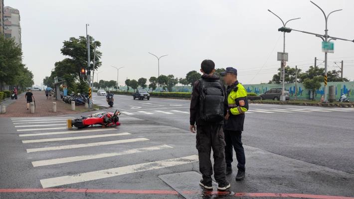 0505天雨路滑路口自摔