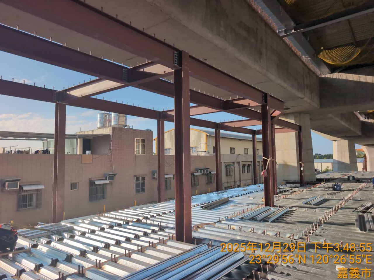 C612-嘉北車站站房棟鋼構吊裝、鋼承鈑鋪設施工.jpg